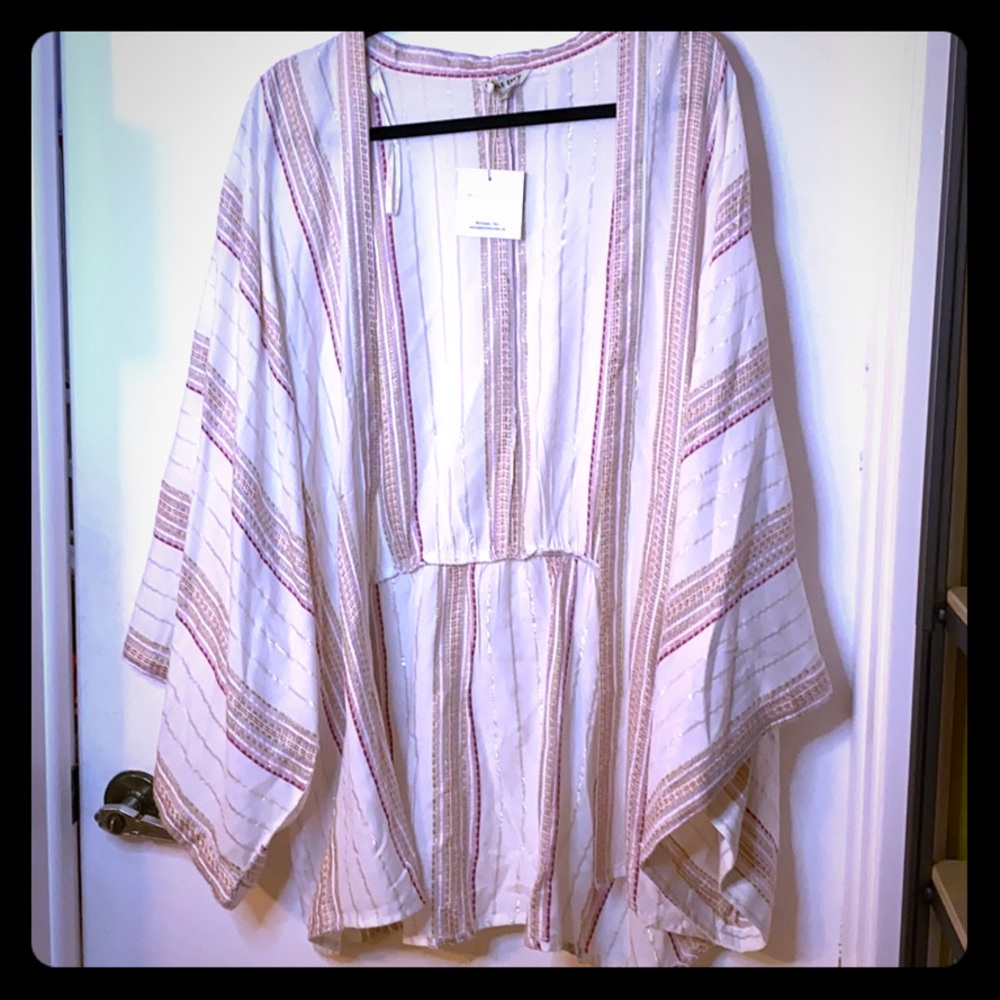 Kimono with golden detail and bell sleeves.